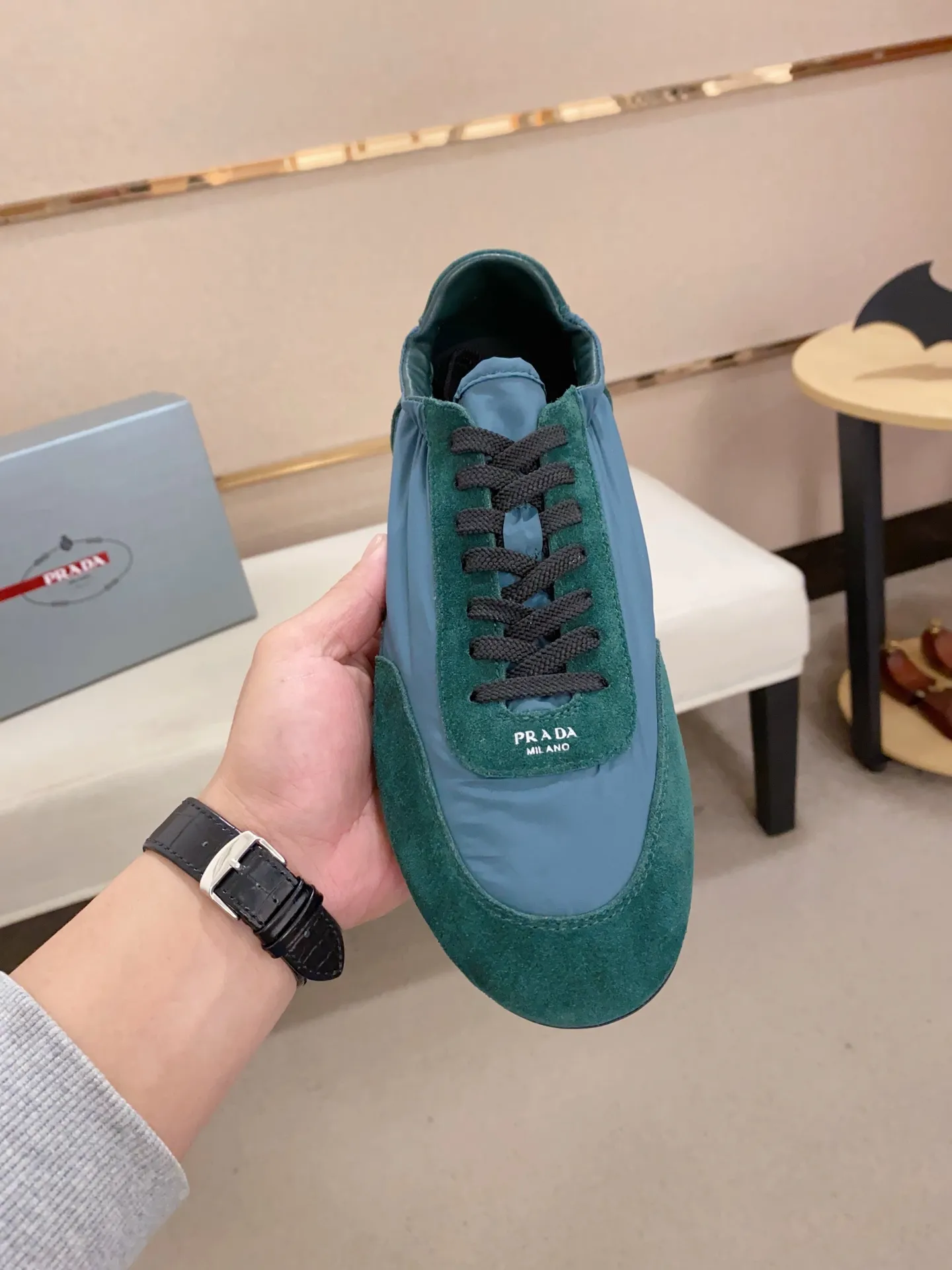 Men's shoes 💰 500💰 ✔️✔️✔️High version High-quality new PRADA counters are launched simultaneously. The new men's shoes and 😘fabrics are selected from first-layer cow suede and waterproof fabrics, and are made by pure handicrafts. Lining: Full sheepskin lining. 👍🏿 High-end ☄️ air-cushion molded anti-slip rubber outsole, exquisite lines, simple and elegant, comfortable and high-end for leisure travel. Number of yards: 38 to 44. Can be customized45